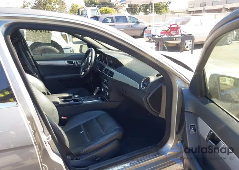 2013 Mercedes-Benz C 300 Sport 4Matic z USA, uszkodzony, nr VIN WDDGF8AB8DR246667